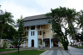 Leaf on Lagoon - Family Restaurant and Transit Hotel